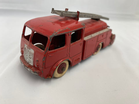 DINKY TOYS - 32E/583 - Fourgonette incendie Berliet - TBE - jantes concaves RARE EUR 65,00 DINKY TOYS - 32E/583 - Fourgonette incendie Berliet - TBE - jantes concaves RARE EUR 65,00