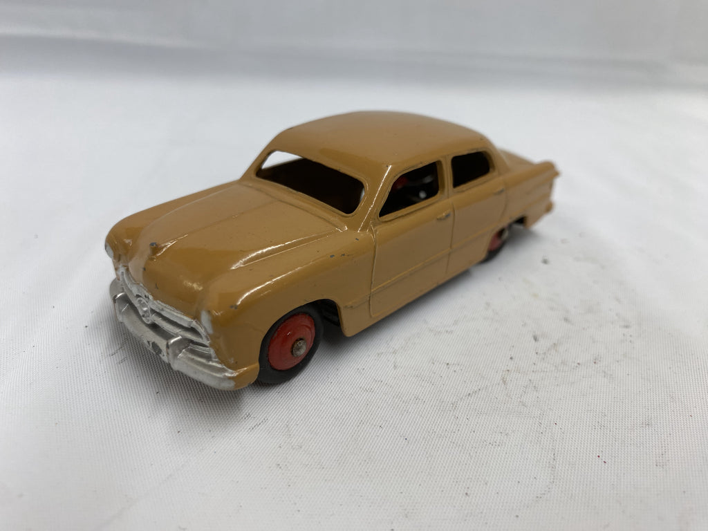 Ford Sedan Dinky 1/43